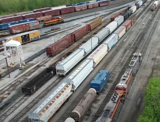 การขนส่งสินค้าทางรถไฟฟ้าระหว่างประเทศที่รวดเร็วและทันเวลา ในราคาต่ําสุดจากจีนไปยังยุโรป